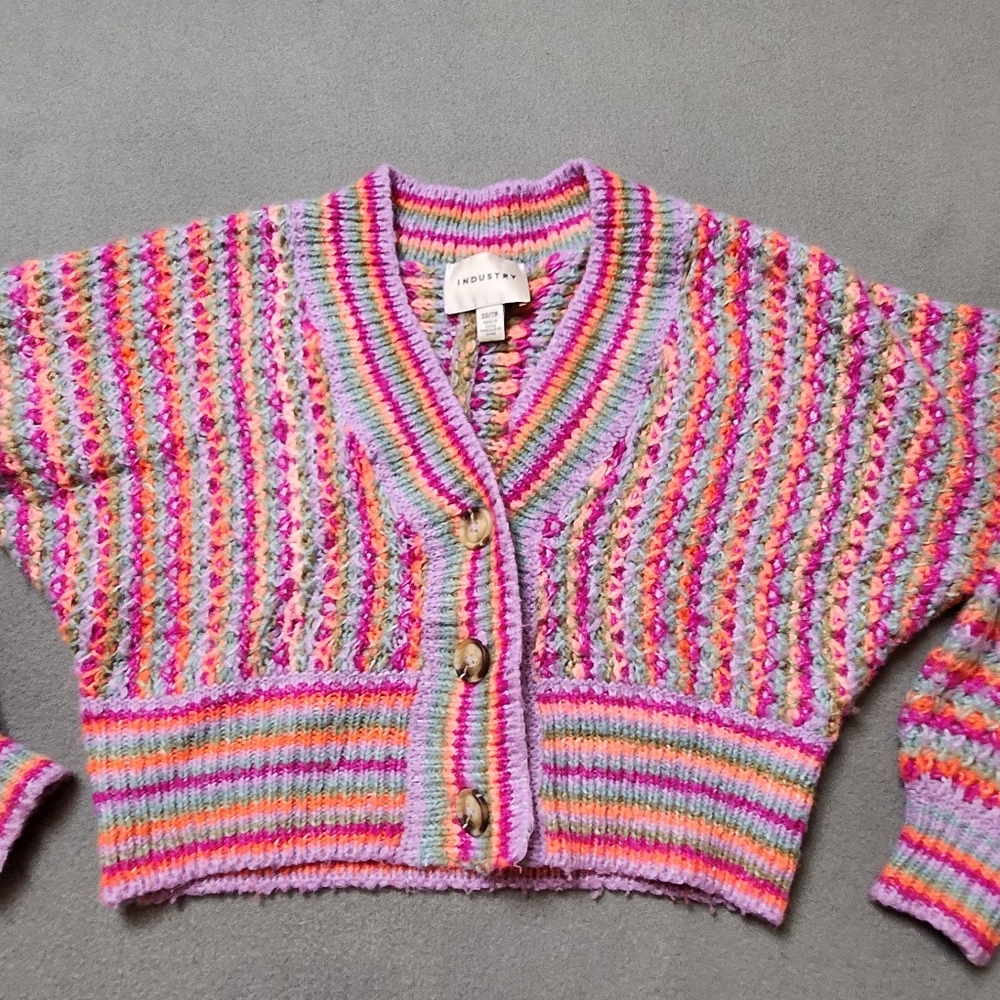 Soft and cozy colourful oversized cropped V-neck cardigan - Picture 4 of 13